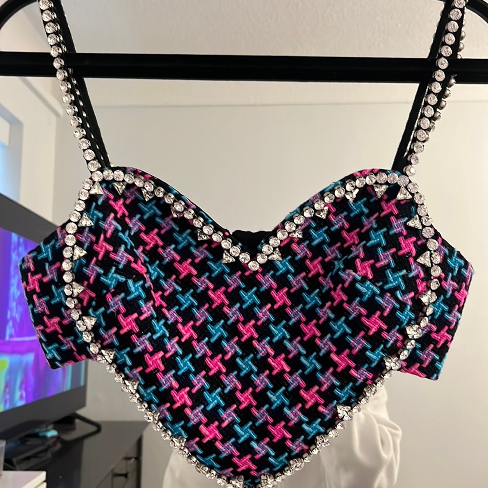 Area heart-shaped studded top pink & blue